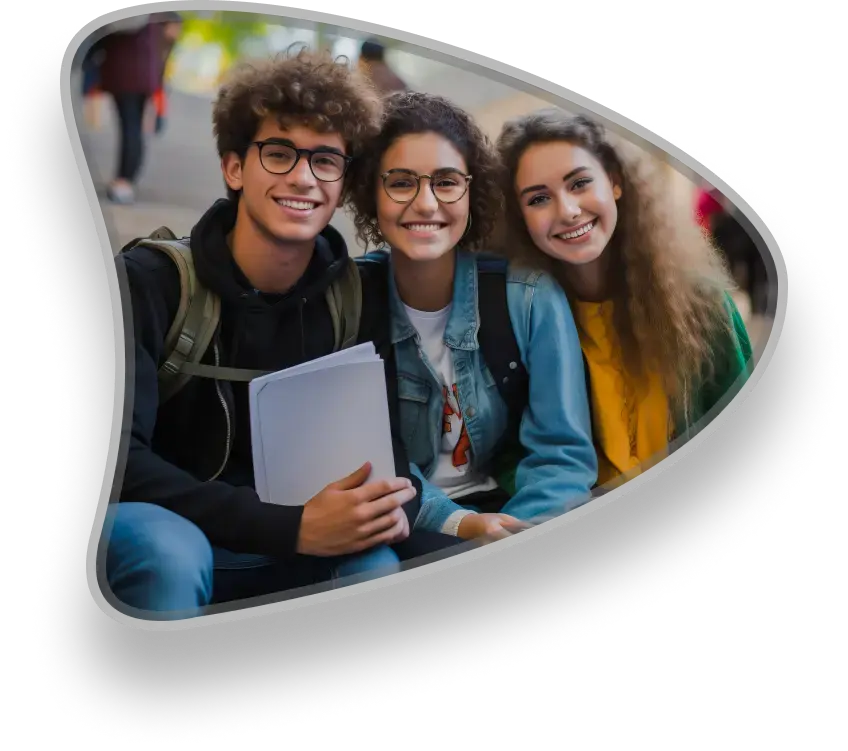 Três jovens estudantes sorrindo juntos, com cadernos na mão
