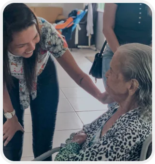 Voluntária do Avanza Social conversando com uma senhora